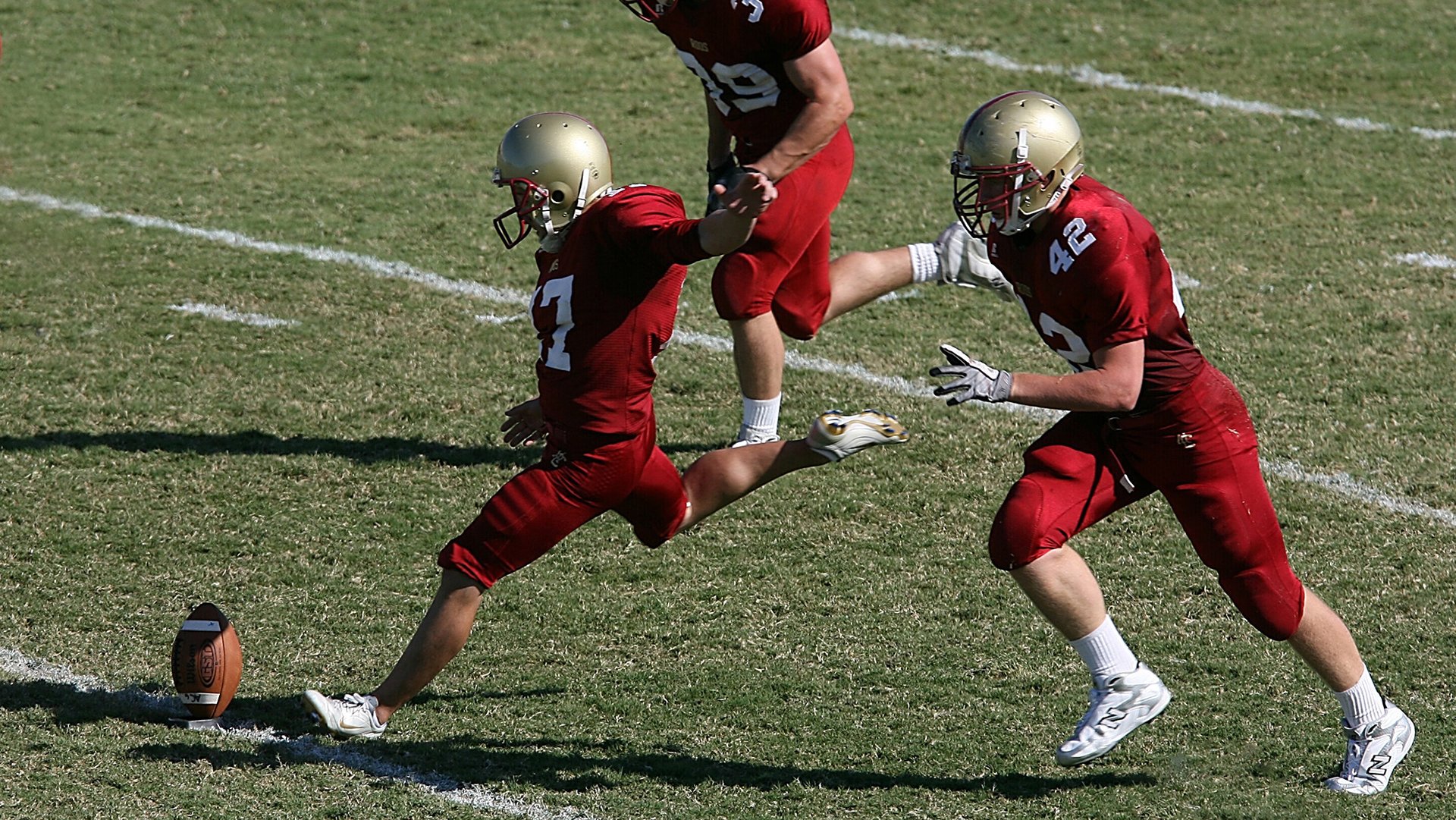 关键抢断和封盖：刘强盖帽封堵对手突破，助力取胜！