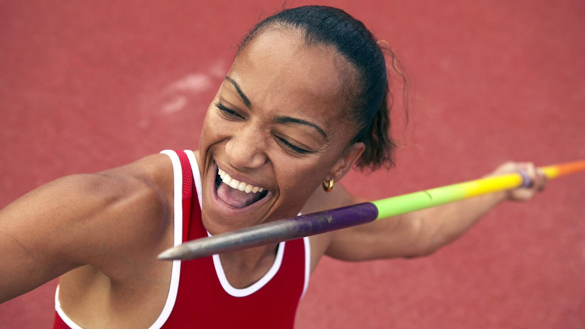 关键抢断和封盖：刘强盖帽封堵对手突破，助力取胜！